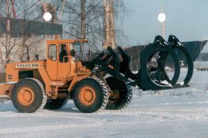 Volvo BM LM846, kuormaaja tukkikouralla.